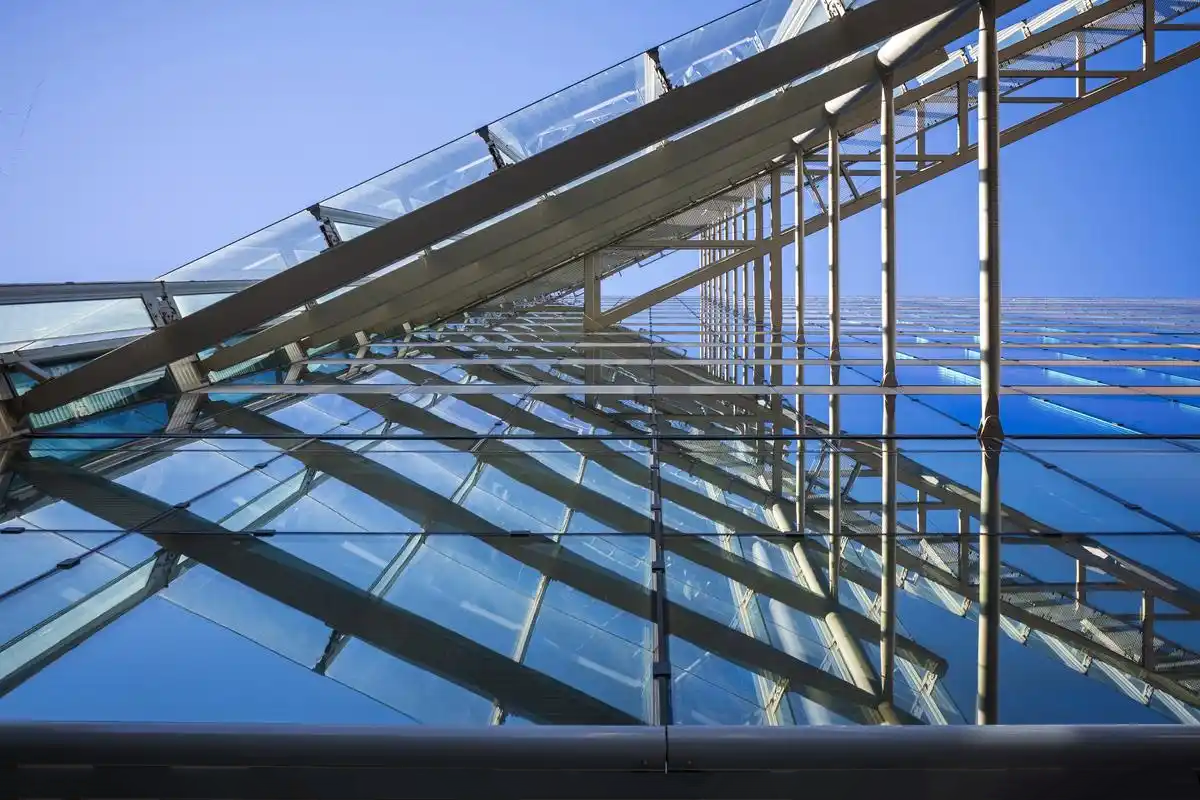 幕墙污渍困扰城市形象？无人机清洗剂能带来转机吗？