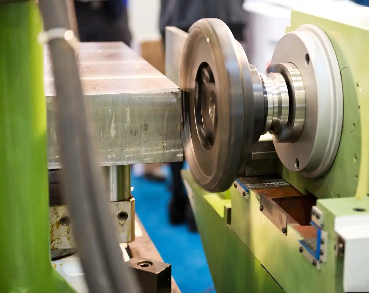 大型机械金属零部件上的油污该怎么轻松清洗？