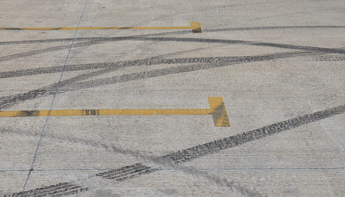 厂房水泥地面刹车印该怎么轻松清洗？